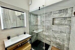 Shower, bidet - House La Marmora 155 is located among the narrow streets of Castello, among ancient noble palaces, museums, and antique and artisan shops.In the morning, you'll wake to the smell of freshly baked bread from the bakery located two blocks away.This is a sp (Cagliari)