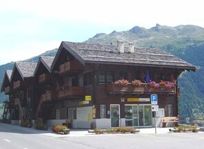Exterior - 2-room apartment for 2-4 persons : Living room with 1 double sofa-bed - kitchen with filtercoffeemac (Grimentz)