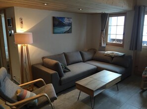 Fernseher, Kamin, DVD-Player