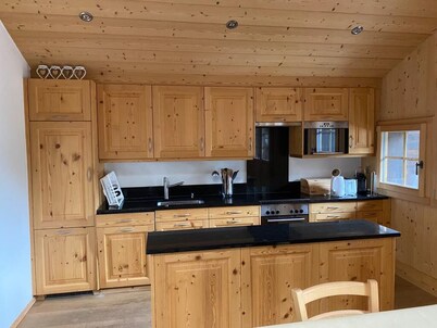 Sehr komfortable 5-Zimmerwohnung im alten Dorf für 7 - 8 Personen : Wohnraum mit Holzofen - Küche mi