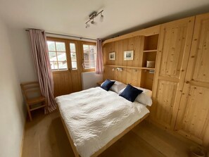 4 bedrooms, internet - Very comfortable 5-room apartment for 7 - 8 persons in the old village : Living room with wood stove (Grimentz)