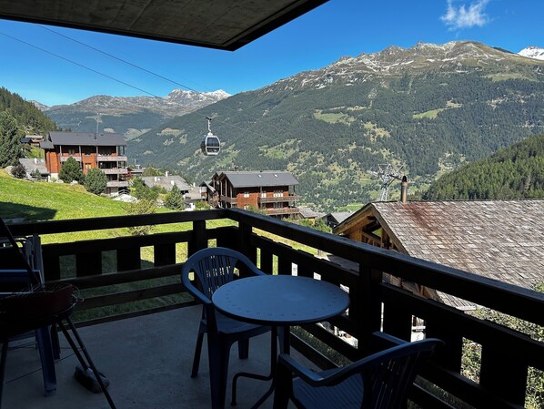 Outdoor dining - 3 room appartement close to the slopes for  4 persons - living room  - kitchen with dishwasher and m (Grimentz)