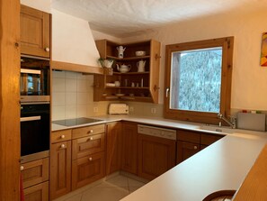 Fridge, microwave, oven, stovetop - Chalet with Jacuzzi, very comfortable 8 - 10 persons : ground floor : spacious entrance with wardrob (Grimentz)