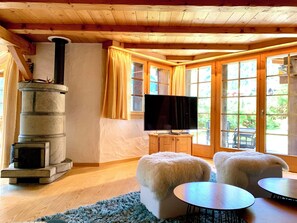 テレビ、暖炉、DVD プレーヤー