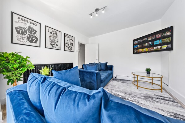 Living area - Luxe Playhouse + Christmas Discount for Long Stay (Southampton)