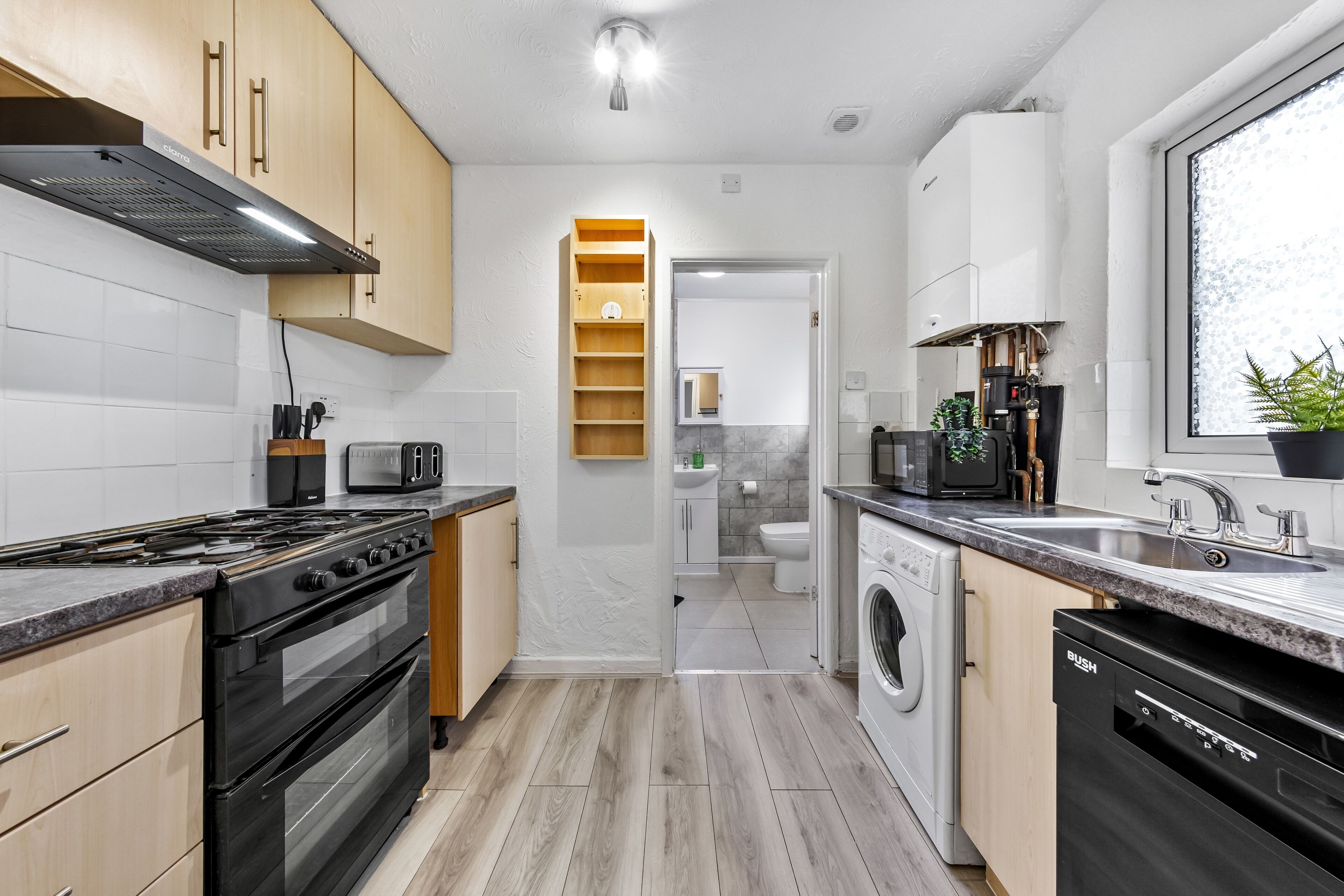 Kjøleskap, mikrobølgeovn, ovn og kokeplater