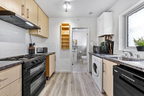 Fridge, microwave, oven, stovetop - Luxe Playhouse + Christmas Discount for Long Stay (Southampton)