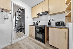 Fridge, microwave, oven, stovetop - Luxe Playhouse + Christmas Discount for Long Stay (Southampton)