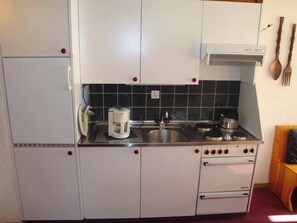 Fridge, oven, stovetop, cookware/dishes/utensils - 3-room apartment for 4 persons : Living room - kitchen with filtercoffeemachine - 1 room with 2 beds (Grimentz)