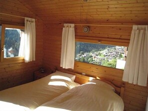 2 bedrooms, Internet - Chalet with sauna for 4-5 persons : Living room with small wood stove - kitchen with dishwasher und (Grimentz)