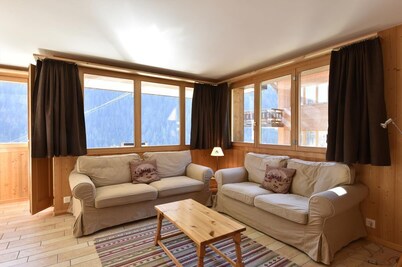 3-Zimmerwohnung für 5 Personen : Wohnzimmer mit Sofabett - Küche mit Geschirrspüler und Mikrowelle -