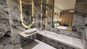 Een douche, handdoeken, zeep, shampoo