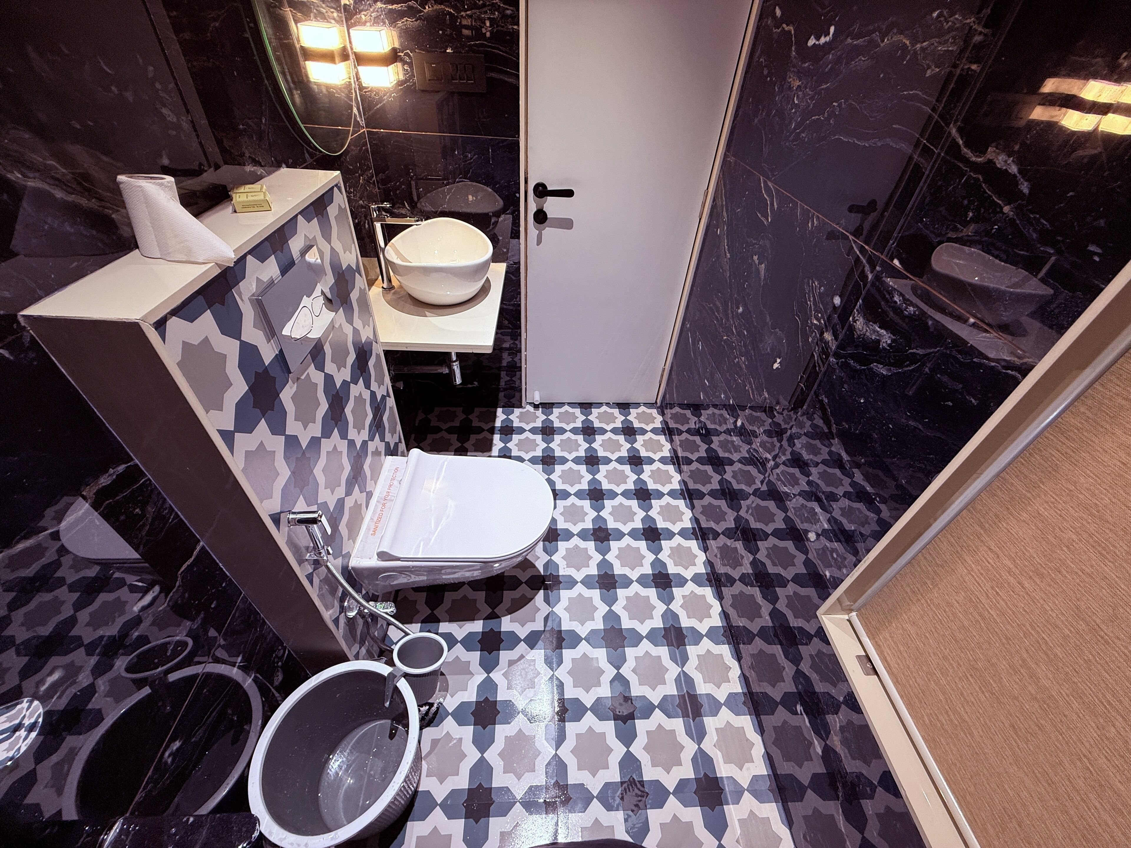 Une salle de bain équipée de toilettes, d’un bidet et d’un lavabo.