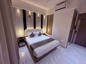 Desk, laptop workspace, free WiFi - Hotel Stellar Suites Dombivali (Kalyan)