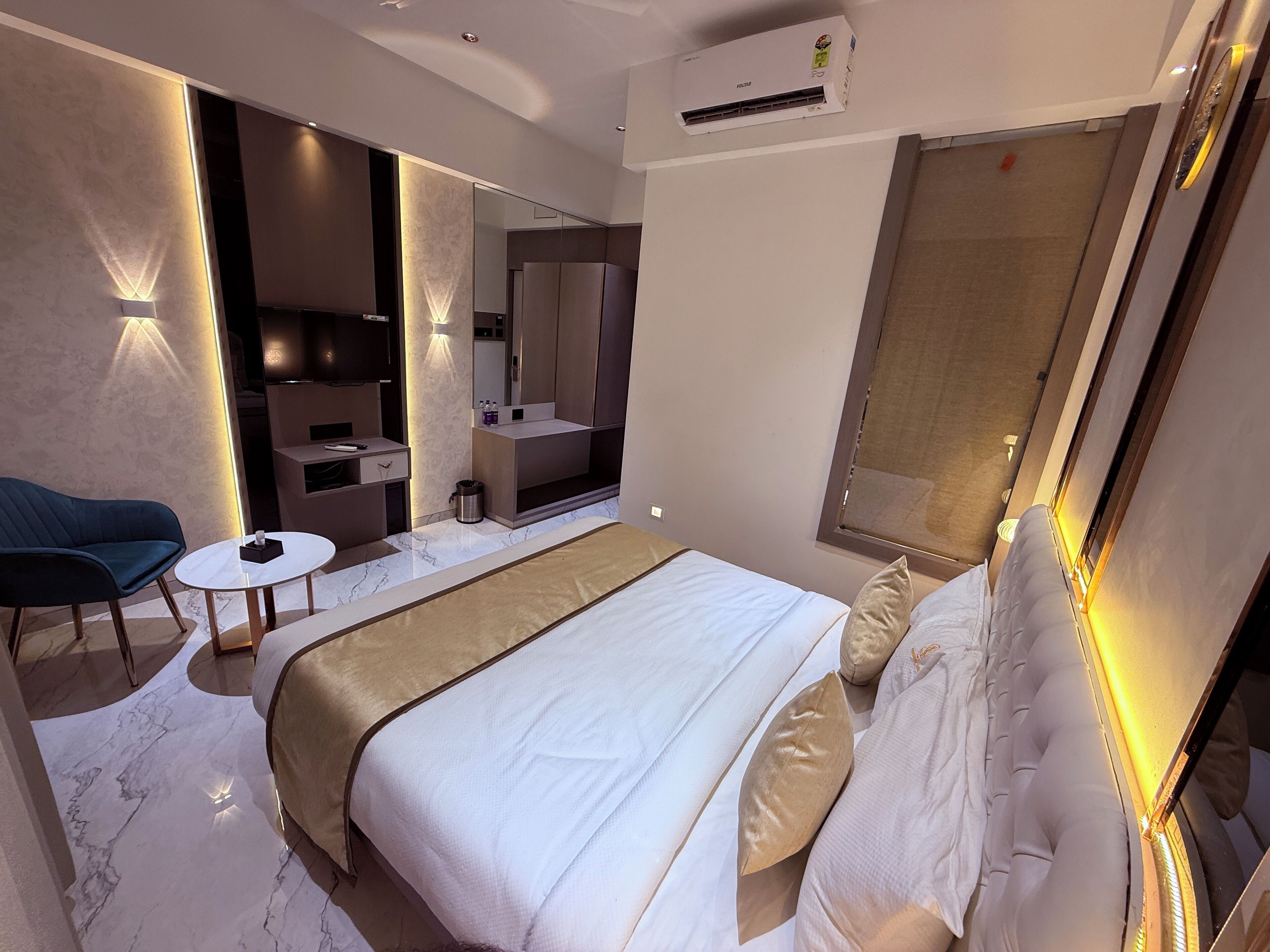 Desk, laptop workspace, free WiFi