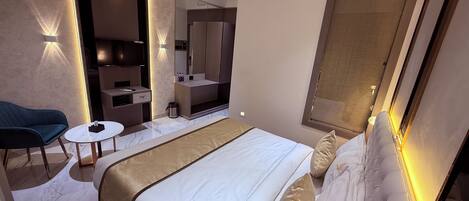 Schreibtisch, laptopgeeigneter Arbeitsplatz, kostenloses WLAN