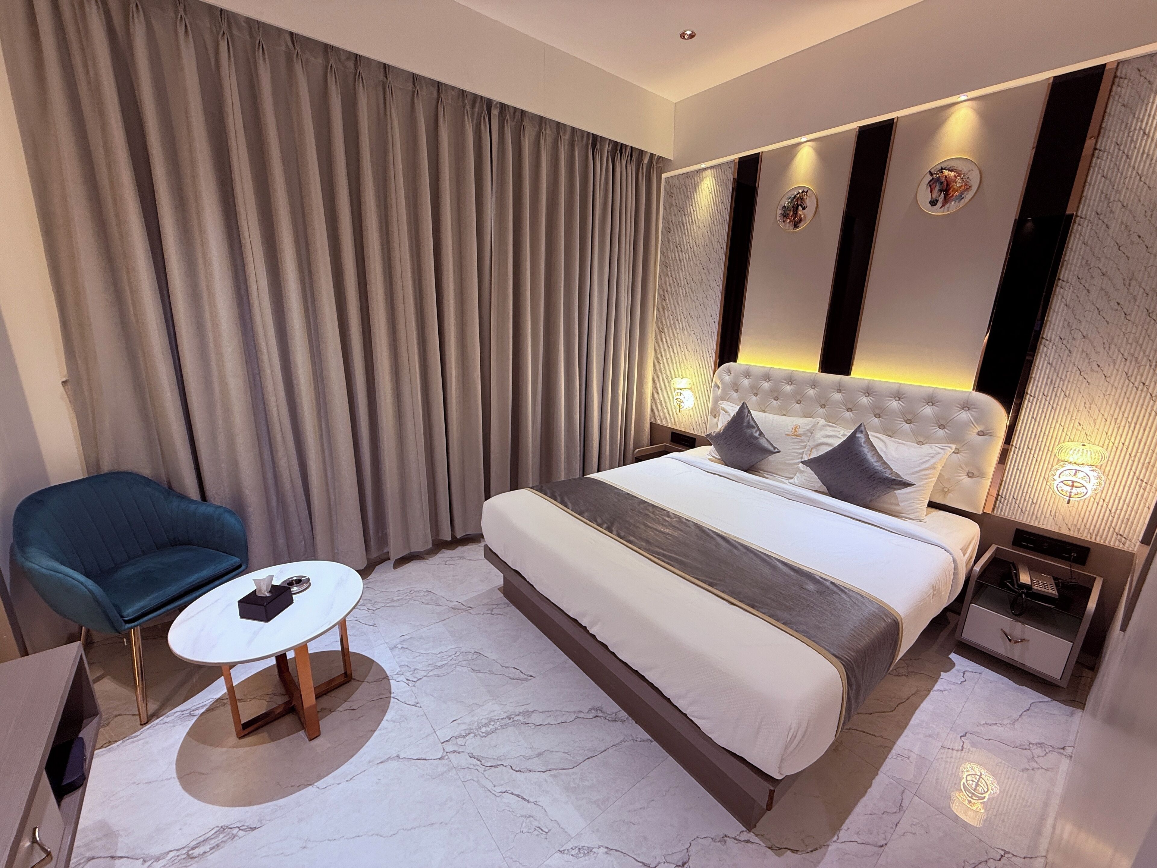 Escritorio, espacio para trabajar con laptop y wifi gratis 