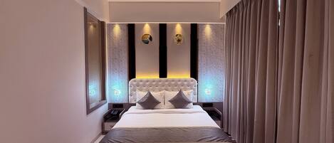 Desk, laptop workspace, free WiFi