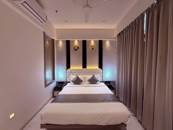 Skrivebord, skrivebord for bærbar PC og wi-fi (inkludert)