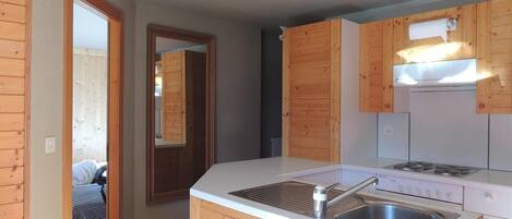 Kylskåp, ugn, spishäll och diskmaskin