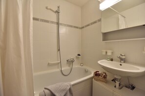 Bathroom - Comfortable 3-room apartment for 4 persons : Living room with fireplace - 1 room with 2 beds - 1 roo (Grimentz)
