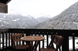 Outdoor dining - Comfortable 4-room apartment for 6 persons : Living room - kitchen with dishwasher and filter coffee (Grimentz)