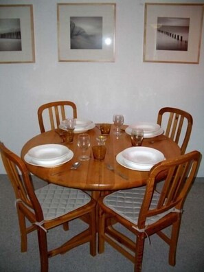Dining - Comfortable 3-room apartment for  4  persons : Living room - 1 room with 1 double bed - 1 room with (Grimentz)