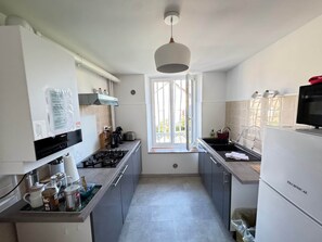 Frigorifero, microonde, piano cottura, tostapane