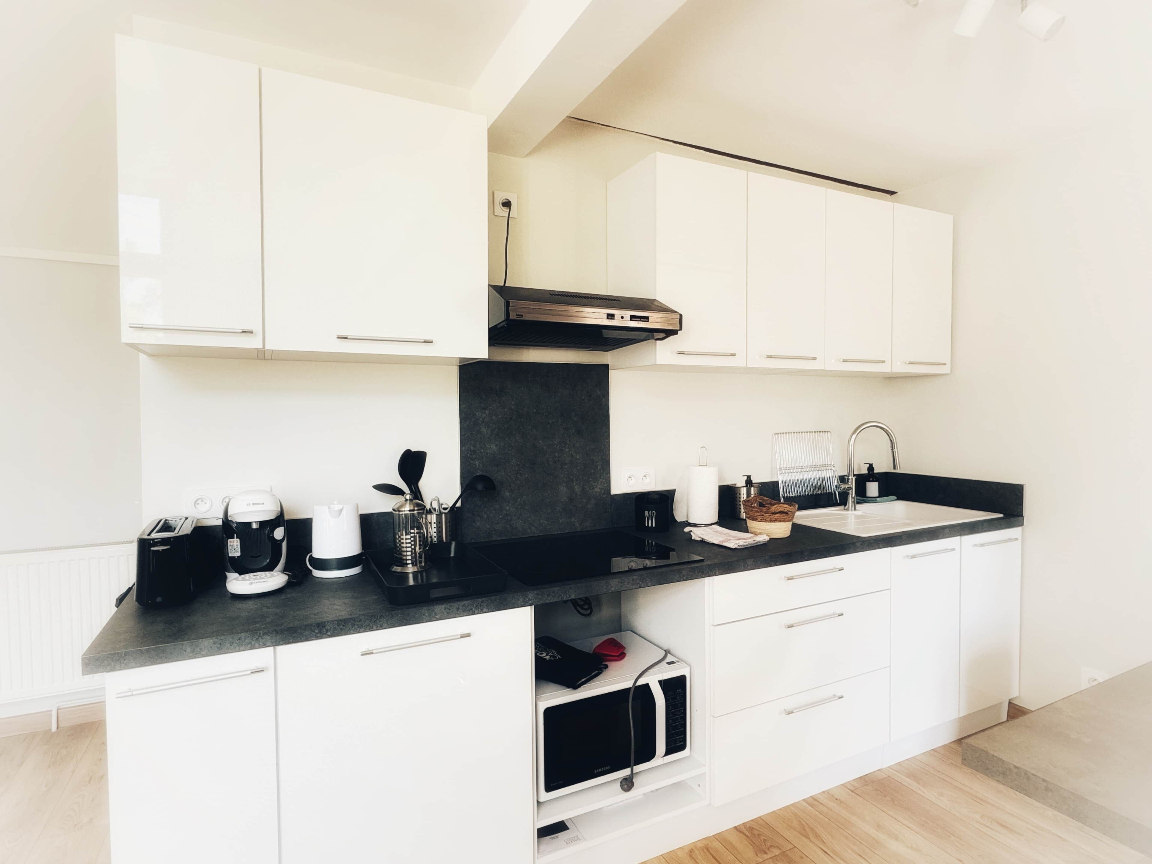 Jääkaappi, mikroaaltouuni, leivänpaahdin