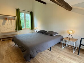 2 habitaciones, tabla de planchar con plancha, wifi y ropa de cama 