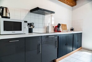 Kühlschrank, Mikrowelle, Toaster, Kochgeschirr/Geschirr/Besteck