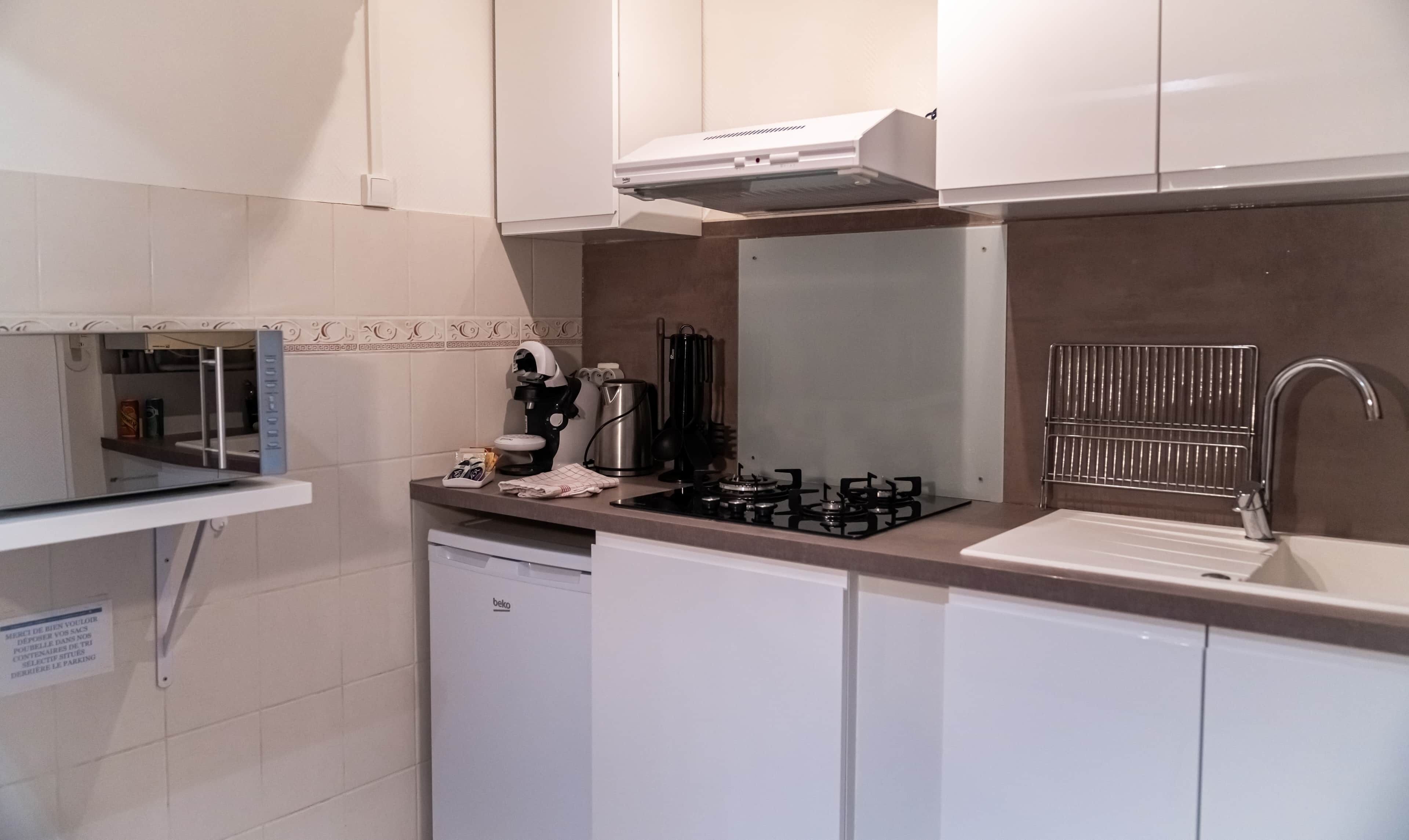 Jääkaappi, mikroaaltouuni, leivänpaahdin