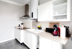 Réfrigérateur, micro-ondes, plaque de cuisson, grille-pain