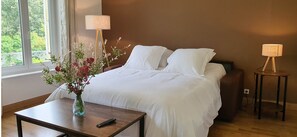 1 dormitori, planxa i posts de planxar i wifi