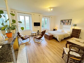 1 dormitorio, tabla de planchar con plancha, wifi y ropa de cama