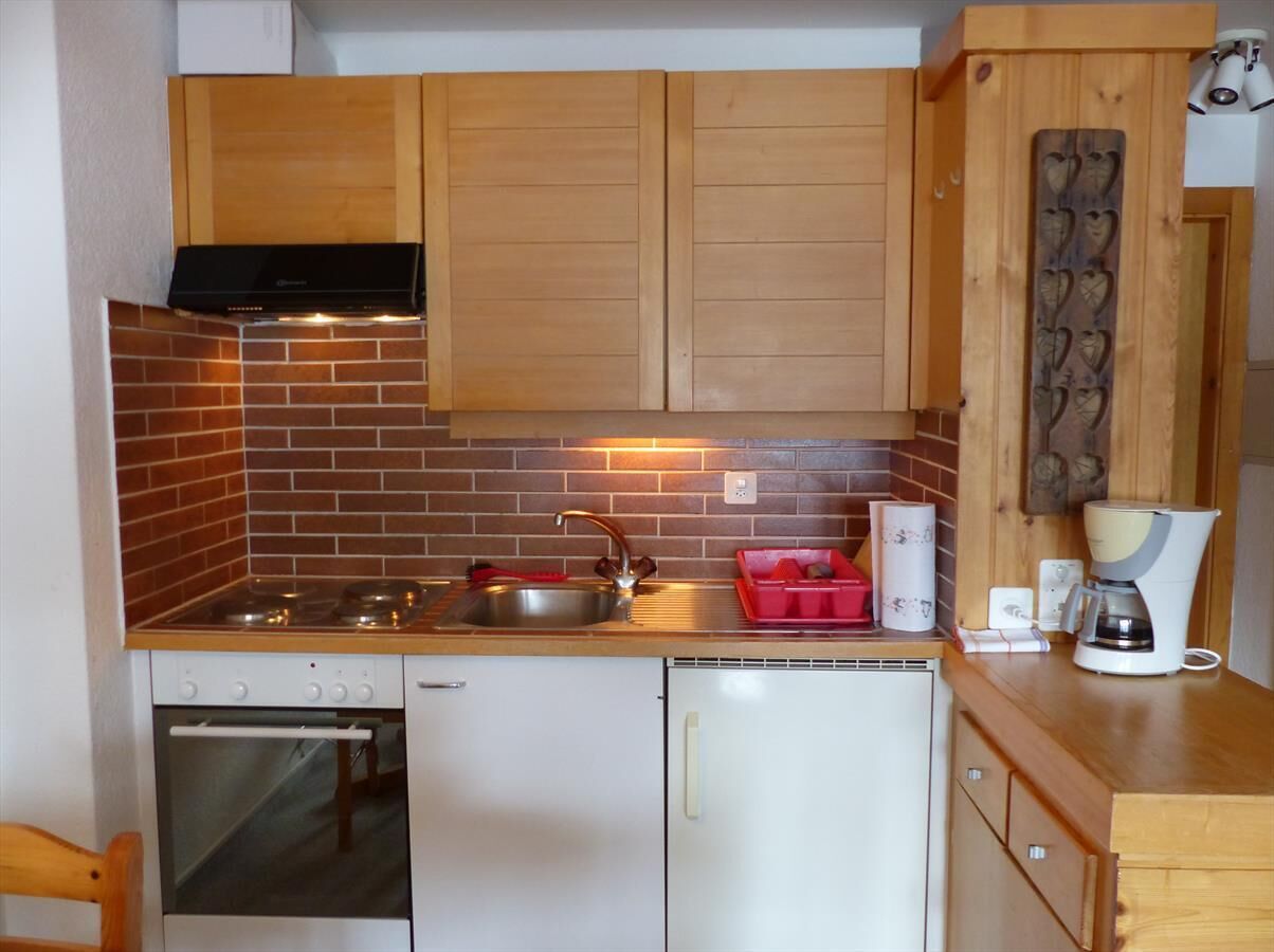 Fridge, oven, stovetop, cookware/dishes/utensils