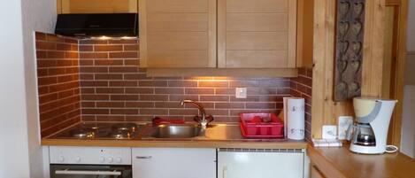 Fridge, oven, stovetop, cookware/dishes/utensils