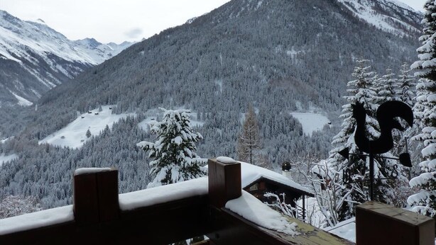 A mountain cabin with a wooden deck and a snow-covered landscape. - Comfortable 2  1/2-room apartment for 4 persons : living room - 1 alcove with 2 bunk beds - 1 room w (Grimentz)