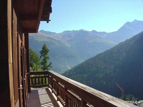 Komfortables Chalet für 6 Personen : Wohnraum mit Schwedenofen - Küche mit Geschirrspüler und Kaffee