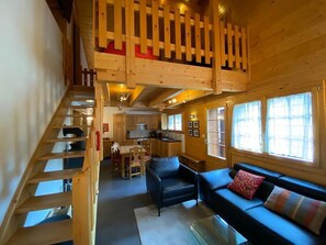 Fernseher, Kamin, DVD-Player