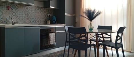 冷蔵庫、オーブン、コンロ、食器洗い機