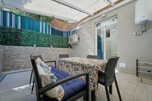 Outdoor dining - Apartment 'Blue House' with Private Terrace, Wi-Fi and Air Conditioning (Follonica)