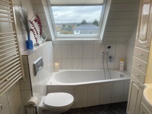 Dusche, Haartrockner, Handtücher, Seife