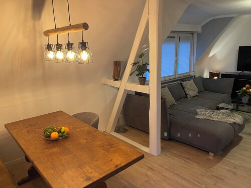 Komfortable Wohnung mit Balkon und Gartenblick.