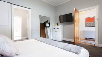 3 bedrooms, desk, travel crib, WiFi