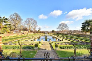 A formal garden with a central water feature, symmetrical pathways, and neatly trimmed hedges. - Oxford Street Marble Arch Exclusive - 55ks (London)