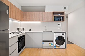 Apartment | Private kitchen - Modern, Renovated Apartment in Melbourne CBD (Melbourne)