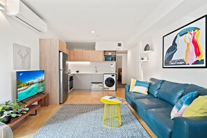 Apartment | Living room - Modern, Renovated Apartment in Melbourne CBD (Melbourne)