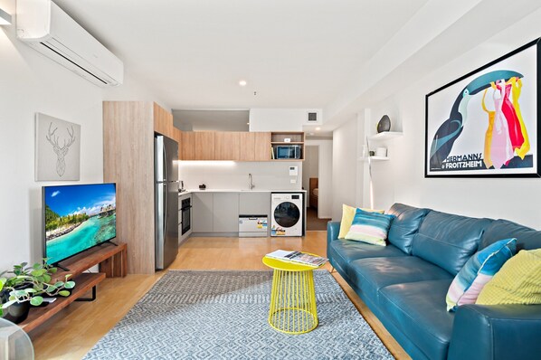 Apartment | Living room - Modern, Renovated Apartment in Melbourne CBD (Melbourne)