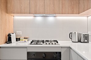 Apartment | Private kitchen - Modern, Renovated Apartment in Melbourne CBD (Melbourne)